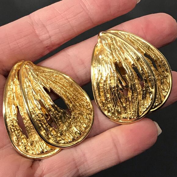 Vintage Signed Craft Runway Oversized Brutalist Textured Gold Clip On Earrings - Picture 7 of 16